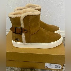 UGG boots. Perfect condition. No stains or wear signs. Chestnut color.